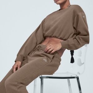 Alo Yoga DEVOTION CREW NECK PULLOVER and ACCOLADE SWEATPANT in Hot Cocoa
